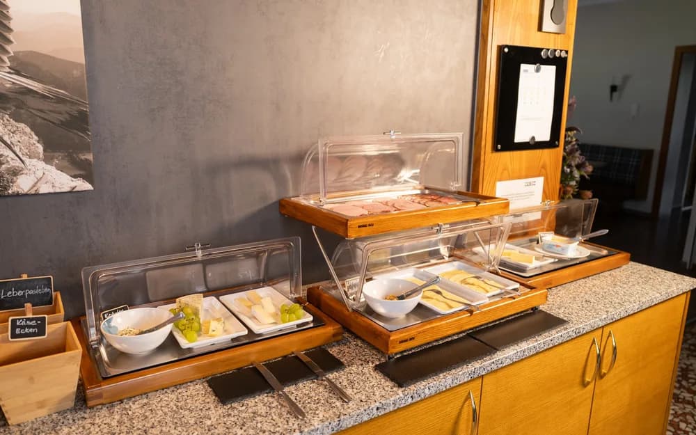 Frühstücksbuffet mit Käse und Wurst