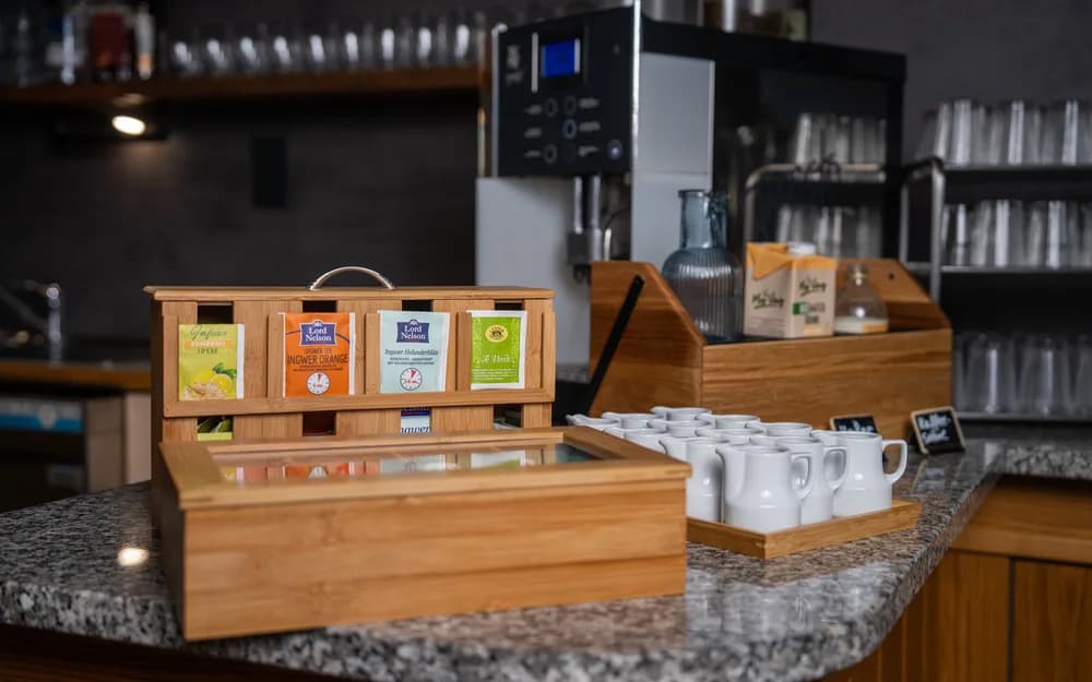 Kaffeemaschine und Teeauswahl