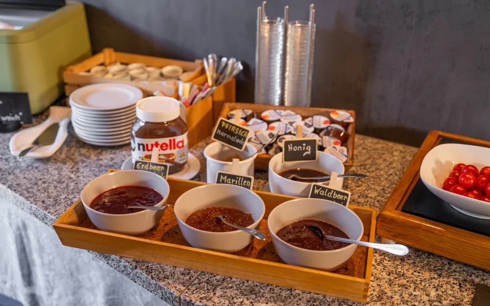 Marmeladen, Honig und Nutella am Buffet