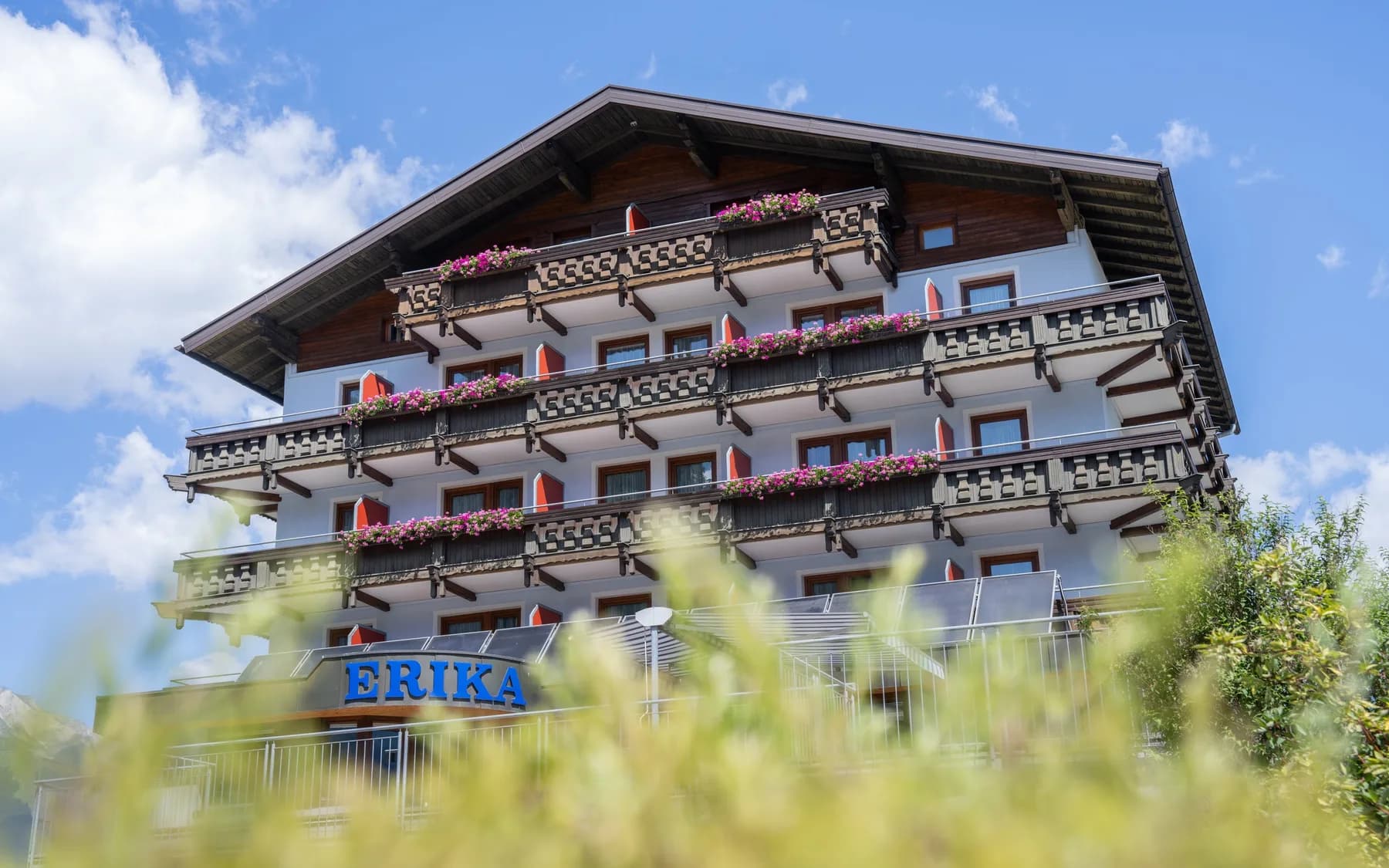 Hotel Erika von außen mit Blumenbalkonen