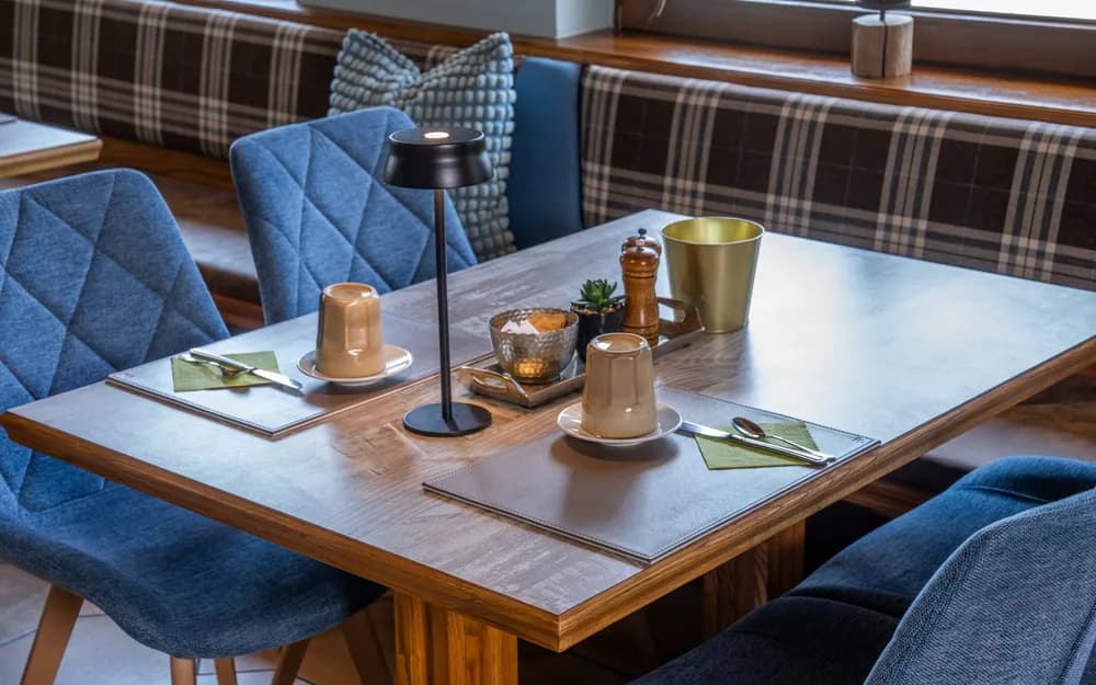 Gedeckter Tisch im Frühstücksraum