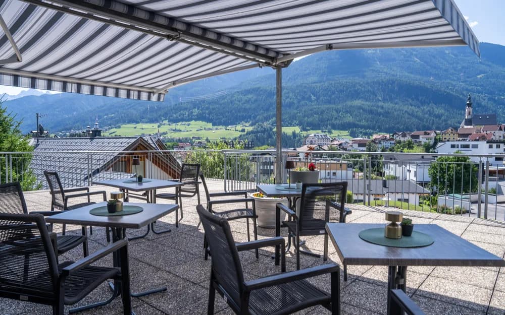 Tables de la terrasse au soleil