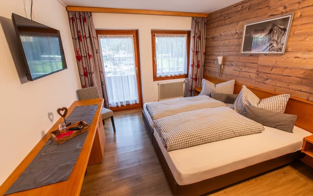 Doppelzimmer mit hellem Holz
