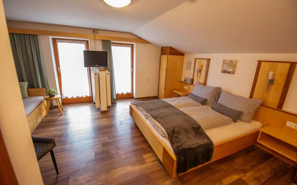 Dreibettzimmer mit drei Betten