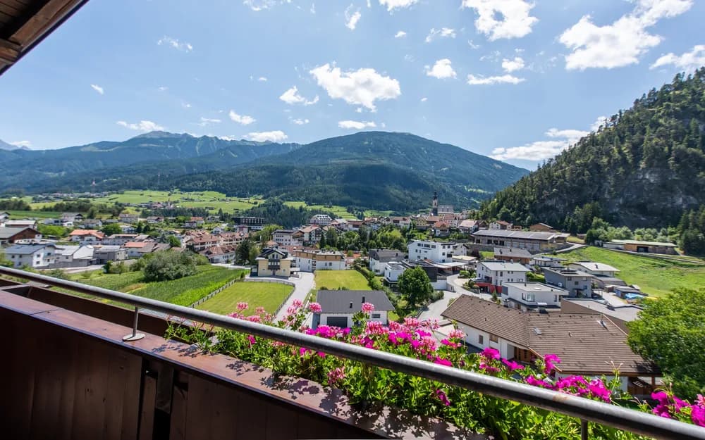 Blick vom Balkon ins Tal